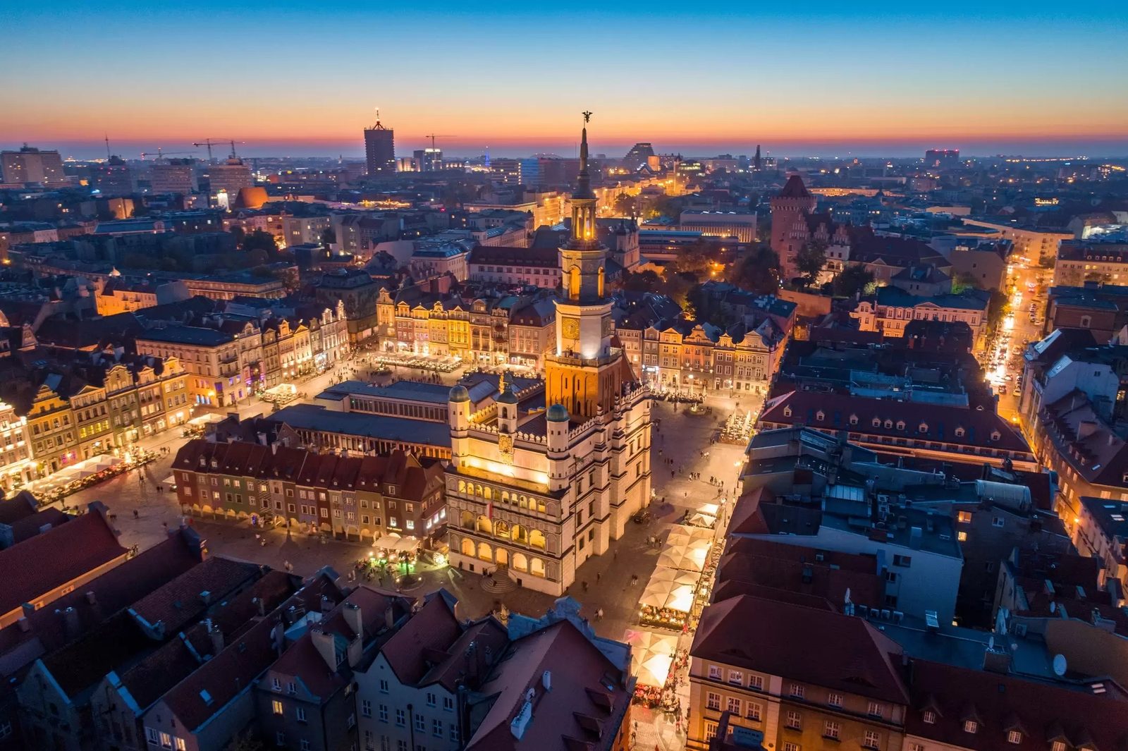 Le Stary Rynek de Poznań illuminé la nuit